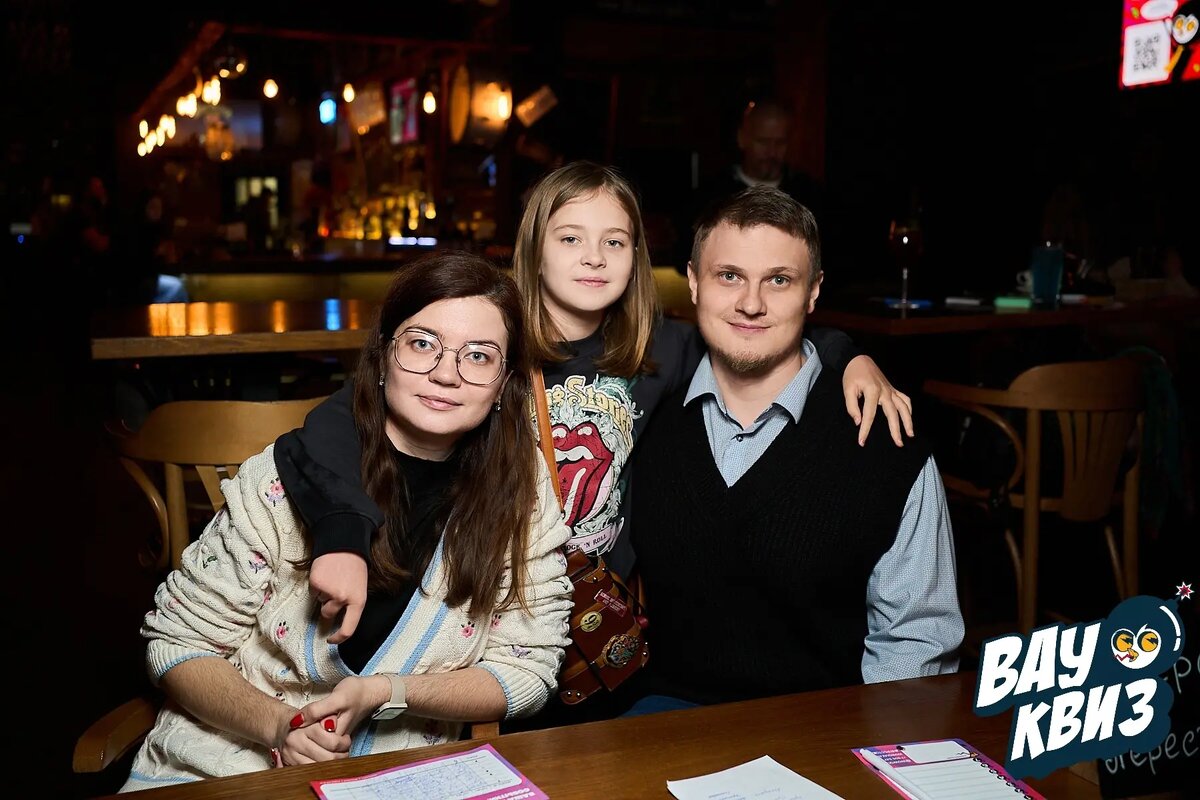 Первое время мы регулярно ходили на квизы втроём и пополняли галереи телефонов классными семйными фотками