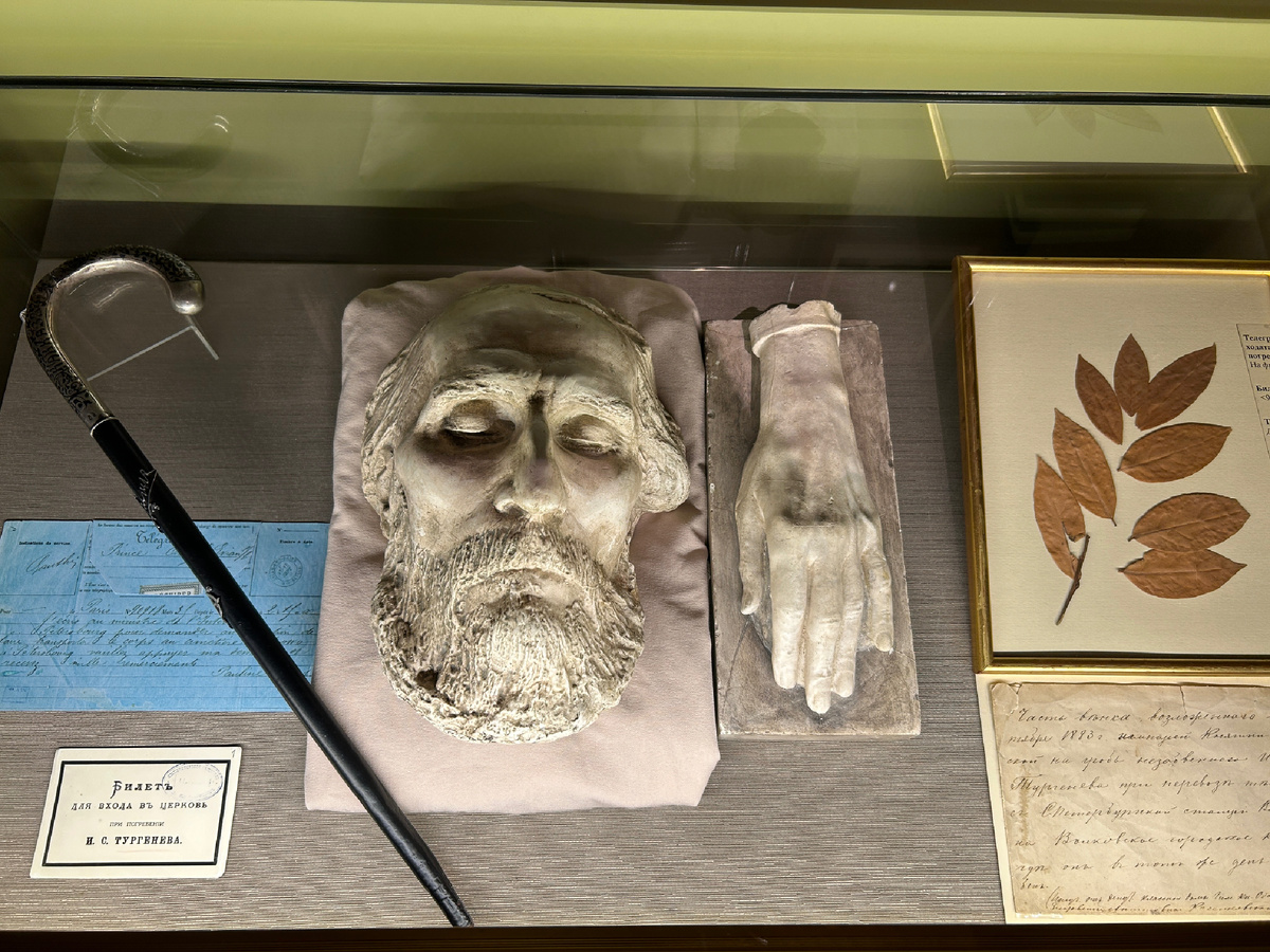 Кадр из музея И. Тургенева. Посмертная маска писателя.