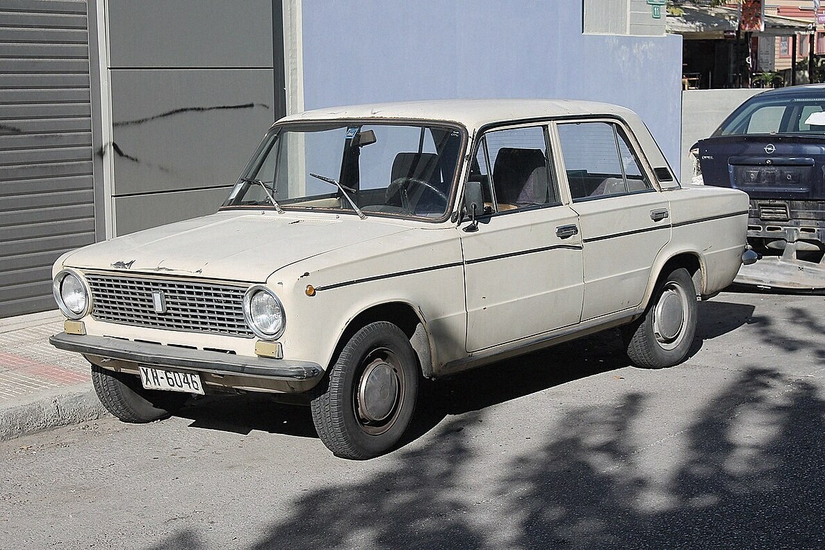 Lada 2101 («копейка») — первый автомобиль Волжского автозавода. Именно с этой модели начался экспорт Lada в Швецию в 1973 году. Цена была заметно ниже, чем у Volvo 240, что и привлекло первых покупателей.