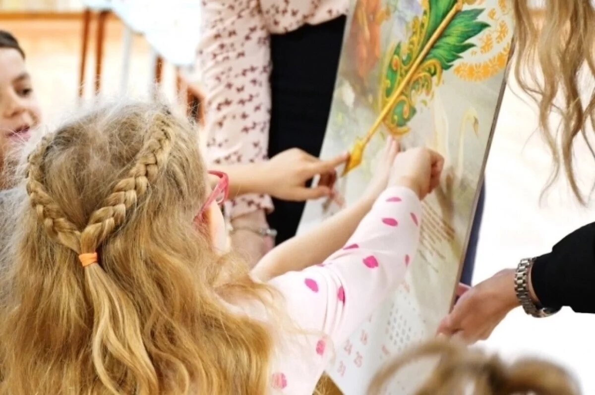    Нефтепроводчики передали детсадам календари к юбилею Александра Афанасьева