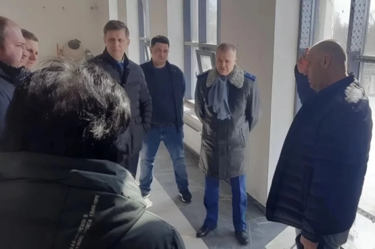    В Тейкове нарушены сроки возведения Центра культурного развития. Прокурор Ивановской области Андрей Жугин вместе с зампредом правительства региона Евгением Плетниковым прямо на стройплощадке выяснял у подрядчика причины отставания.