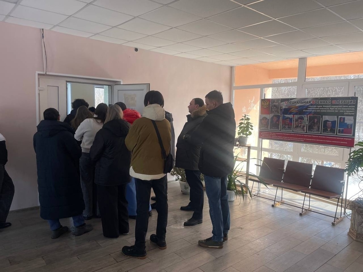 Люди в очереди на голосование. Фото: из открытых источников.