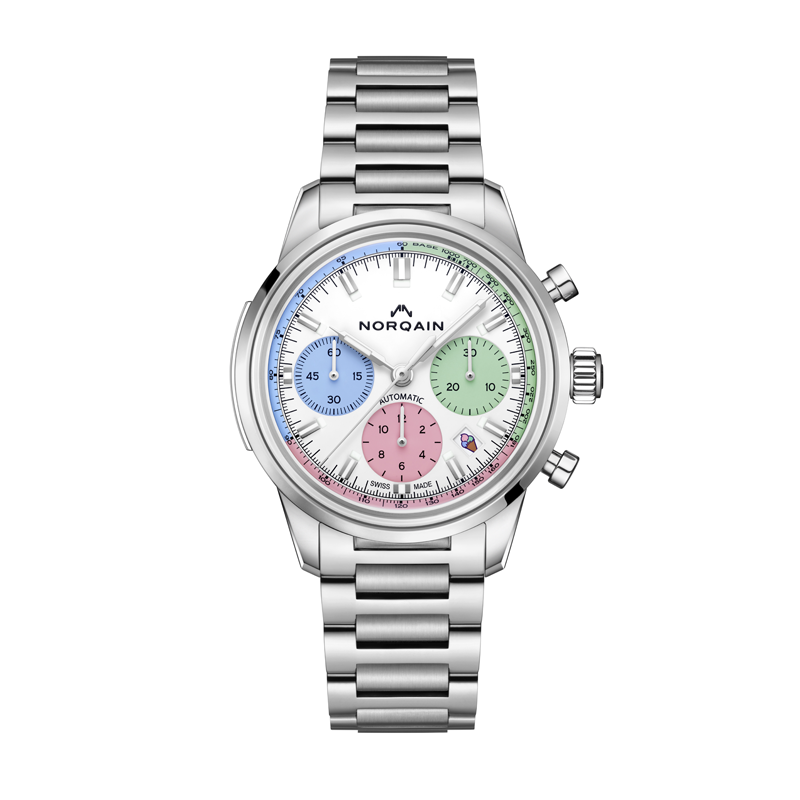 Хронограф NORQAIN Freedom 60 Chrono 40 “Enjoy Life” в 40 мм стальном корпусе и на стальном ремешке с разноцветной тахиметрической шкалой, указателем даты в окне на «4:30»
