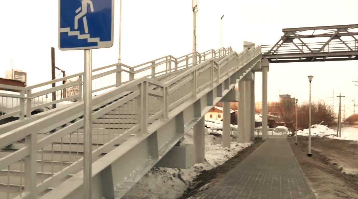 Мост над железной дорогой между Дзержинским и Калининским районами. Кадр теленовостей.