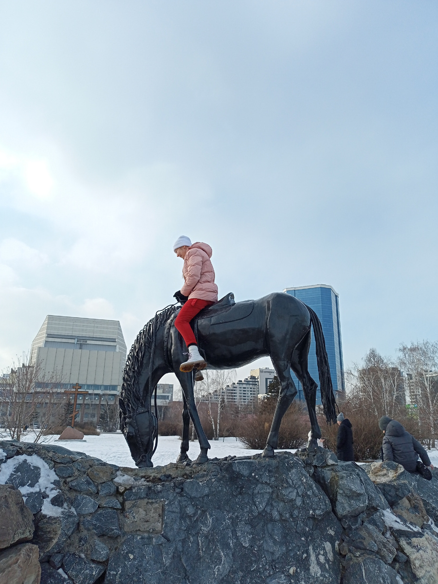 На фоне филармонии