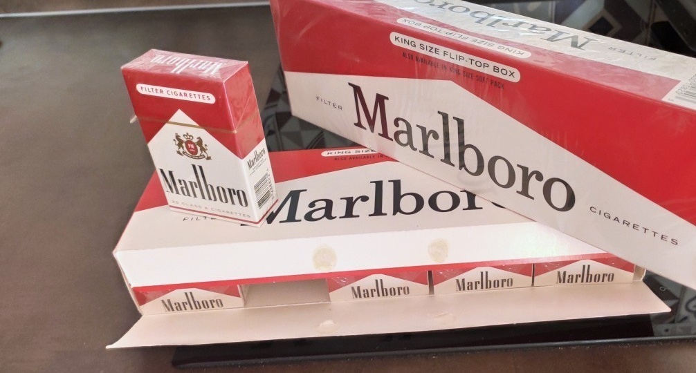 На барахолке купил те самые сигареты Marlboro из 90-х. Рискнул покурить — делюсь мнением