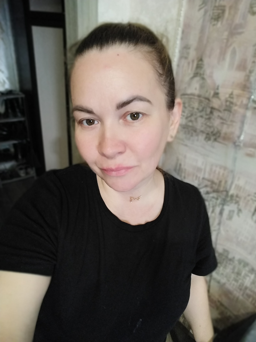 Только зашла уставшая домой