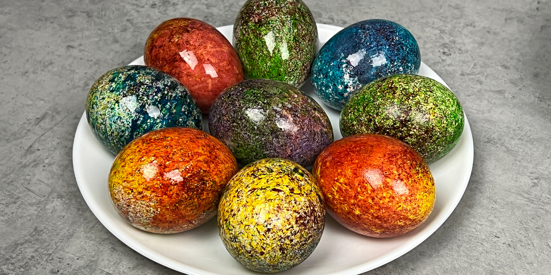 Никакой грязи и скучных наклеек: показываю, как покрасить яйца в рисе. Результат каждый раз уникальный!