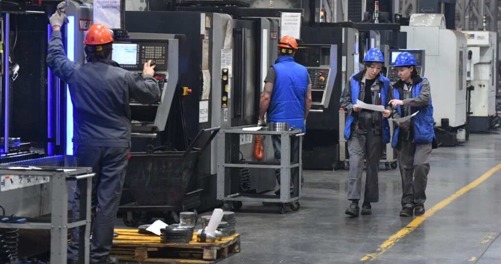 Карьера на заводе снова в моде