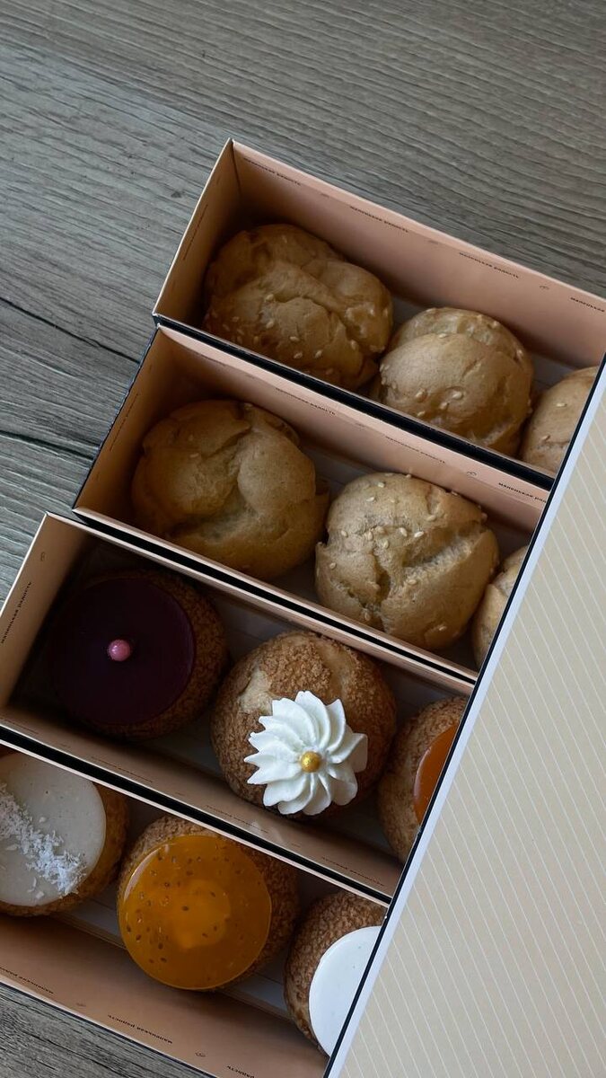 16 свежих профитролей с разными вкусами в стильной упаковке