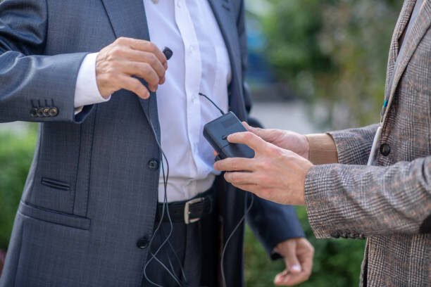 Передатчик незаметно крепится на поясе спикера