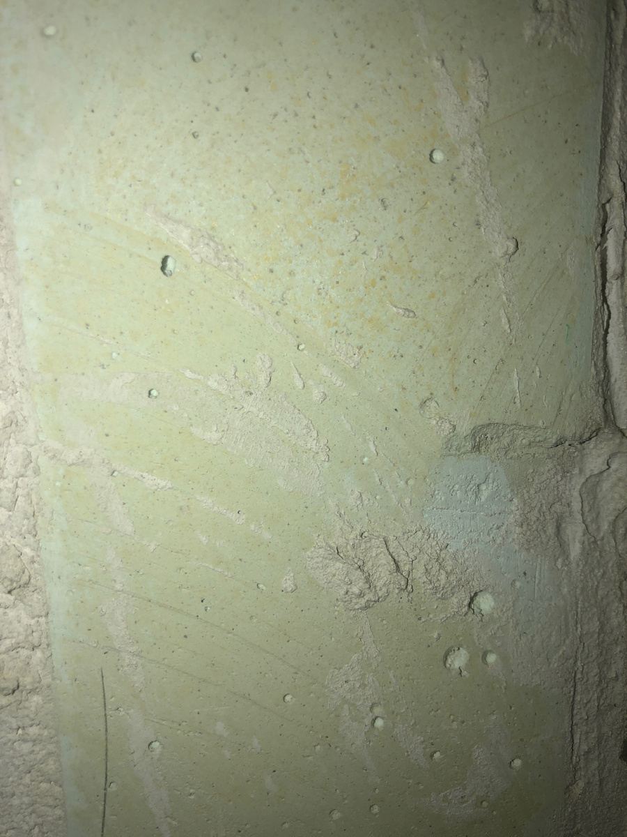 Примерно стена до шпаклевки стены.