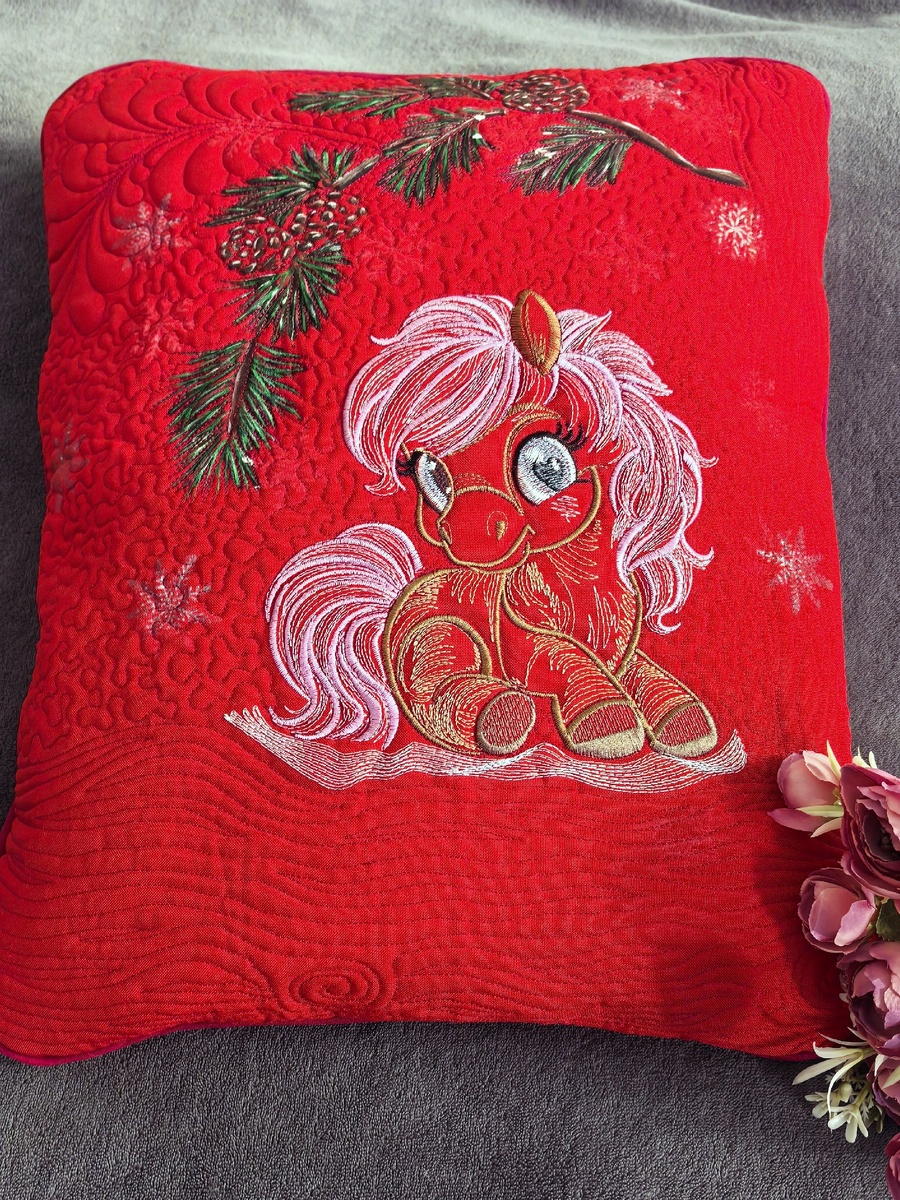 подушка выполнена в смешанной технике: машинная вышивка, набойка по ткани, свободно-ходовая стежка