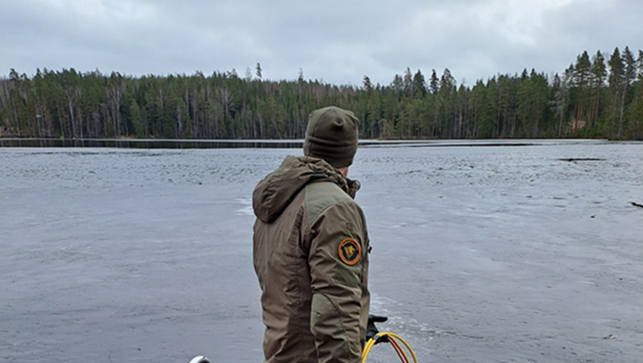    Финские пограничники расследуют крушение дрона на озере Пюхяяври. Автор фото: Пограничная охрана Финляндии