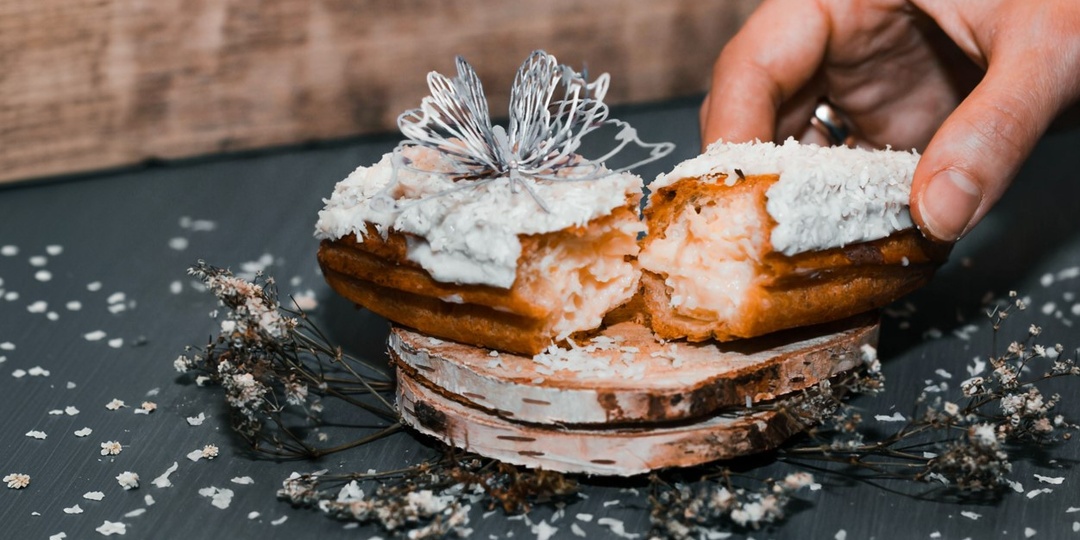 Торты вместо цветов: как изменились подарки в России