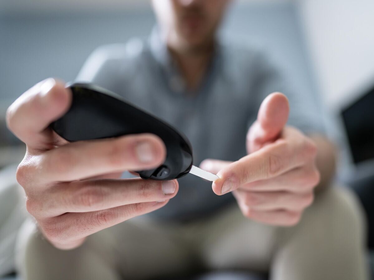    Проверка уровня сахара в крови глюкометром | © Depositphotos.com / Andrey Popov