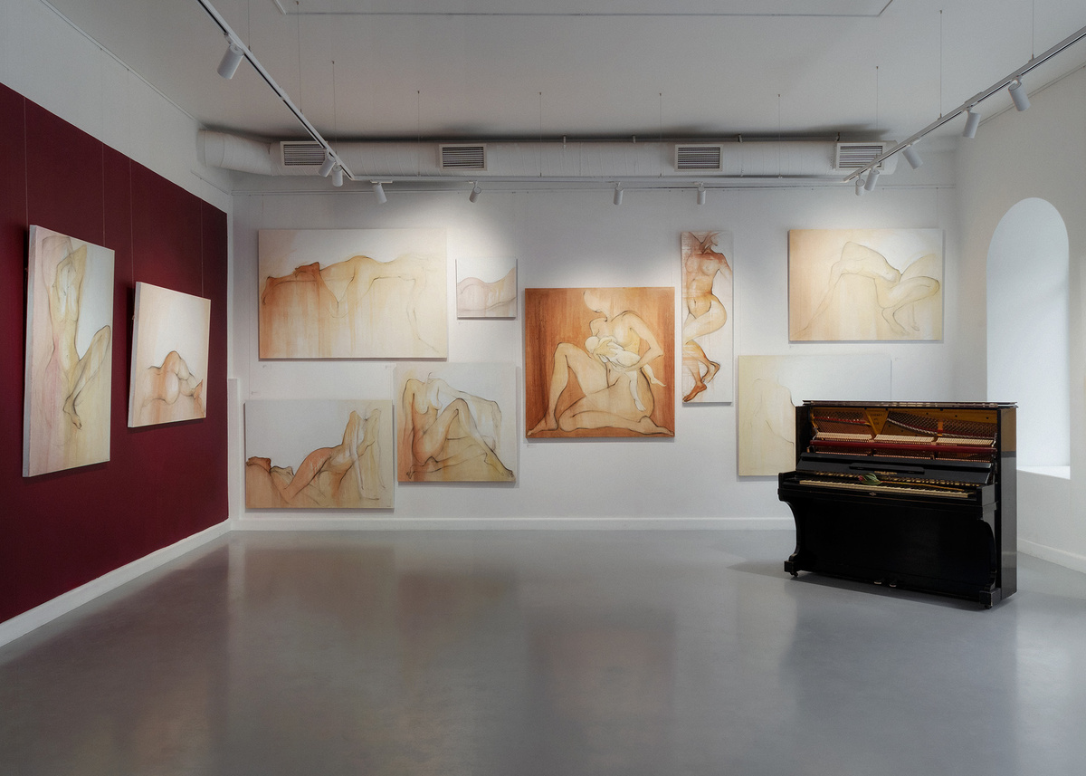    Экспозиция выставки «Любовь внутри формы»