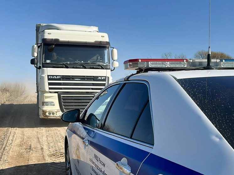     Несмотря на поставленные знаки и бетонные ограждения, продолжается перевозка строительных материалов. Фото: пресс-служба Минтранса Новгородской области