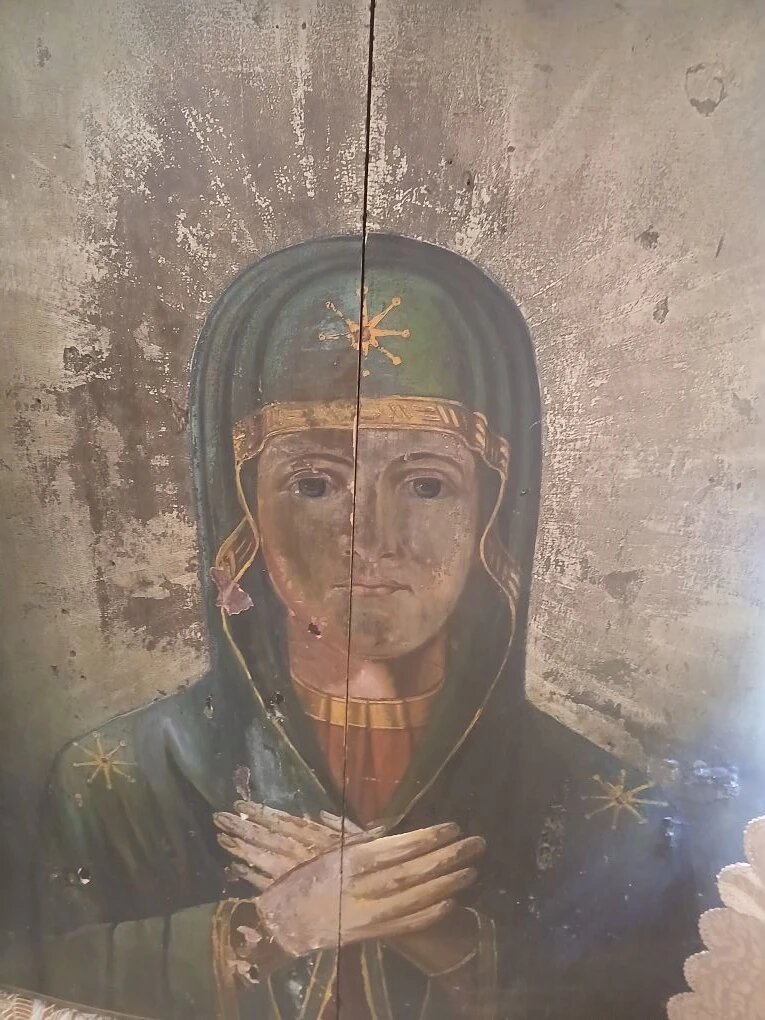 Пусть нет в ней красок золотых,
Но в ней молитва вековая.
В чертах простых и дорогих
Живёт любовь, не увядая.