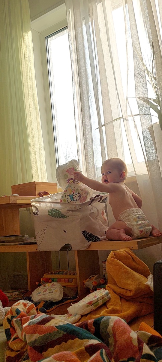 Выбрасывает из корзины подгузы, чтобы потом столкнуть её со своего пути и залезть на стол. Соображает девчонка 🤪