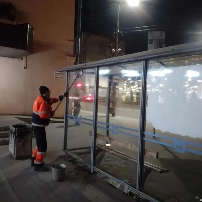 Коммунальщики продолжают борьбу с грязью и мусором на улицах Пскова
Фото: из канала Бориса Елкина в мессенджере MAX