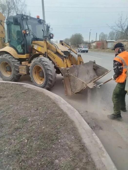 Коммунальщики продолжают борьбу с грязью и мусором на улицах Пскова
Фото: из канала Бориса Елкина в мессенджере MAX