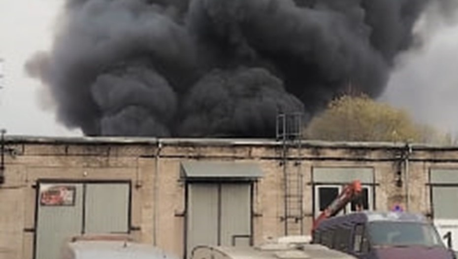    Пожар в здании автосервиса на Хрустальной улице, 31 в Невском районе Петербурга. Автор фото: ГУ МЧС по Петербургу