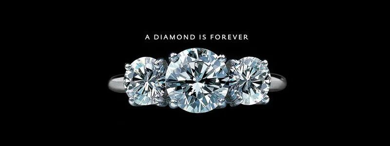 Современная реклама «Де Бирс» (De Beers). Кольцо трилоджи. Символизирует прошлое, настоящее и будущее. Источник изображения: https://sunlight.net/wiki/brilliantovyj-rynok-ot-de-beers-do-nezavisimyh-dilerov.html/