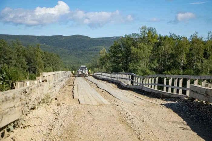 Главный дорожный строитель в российской глубинке – это Дед Мороз. Дороги начинают «плыть» весной вместе с растаявшим снегом / фото: канал Дмитрия Демешина в Мах