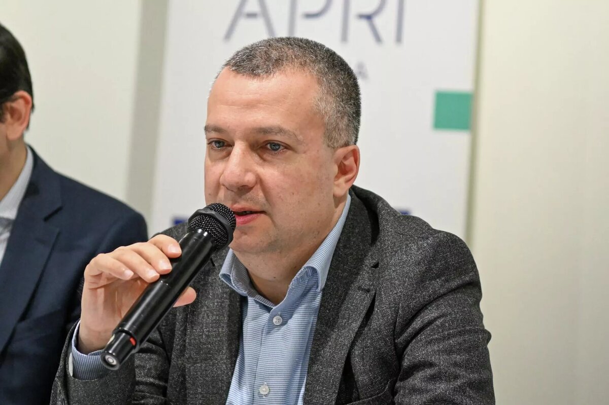 Старший научный сотрудник АПРИ Армения Бениамин Погосян на пресс-конференции, посвященной ирано-американско-израильской войне и ее влиянию на Южный Кавказ (1 апреля 2026). Еревaн
© Sputnik