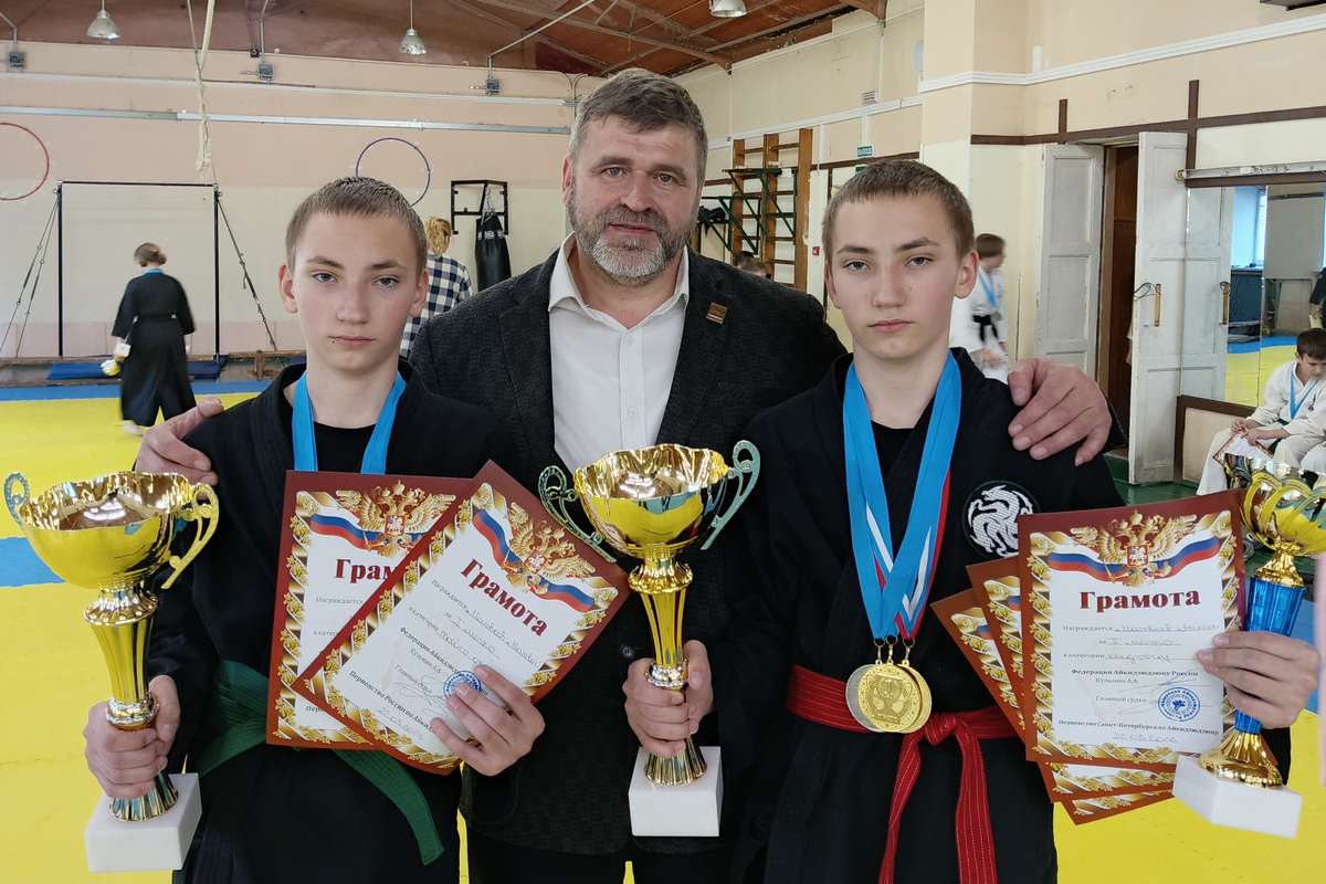 Матвеевы Матвей (слева) и Алексей сос своим Наставником Шиханом Карпиным А.В.