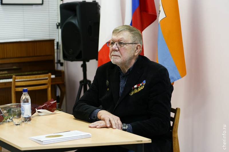    Награду заслуженному художнику России присудили за заслуги в развитии культуры и искусства и многолетнюю плодотворную деятельность