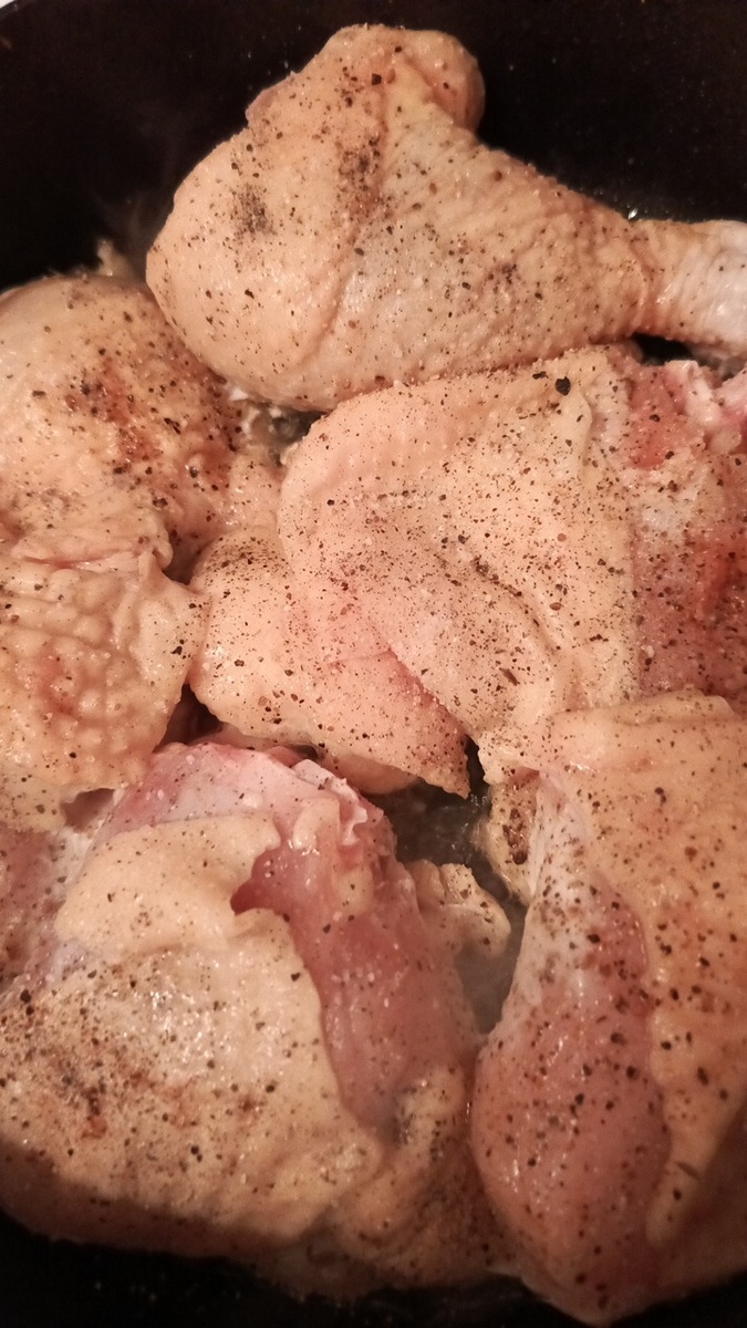 Кусочки курицы посолить, поперчить, обжаривать. Фото автора.