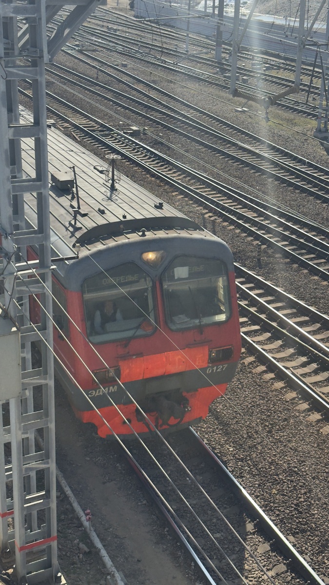 Электричка на ж/д путях по соседству с ЖК «Эра»