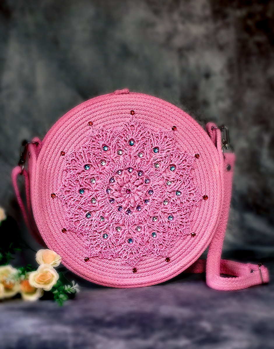 сумка выполнена из шнура в технике Зиг-Заг, украшена салфеткой ручной работы и стразами