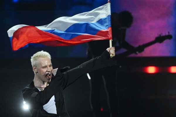 Певец SHAMAN (Ярослав Дронов) во время концерта / Кирилл Каллиников/РИА Новости   📷