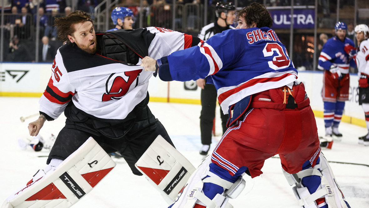    Драка вратарей Якоба Маркстрема и Игоря Шестеркина.Imagn Images USA Today Sports