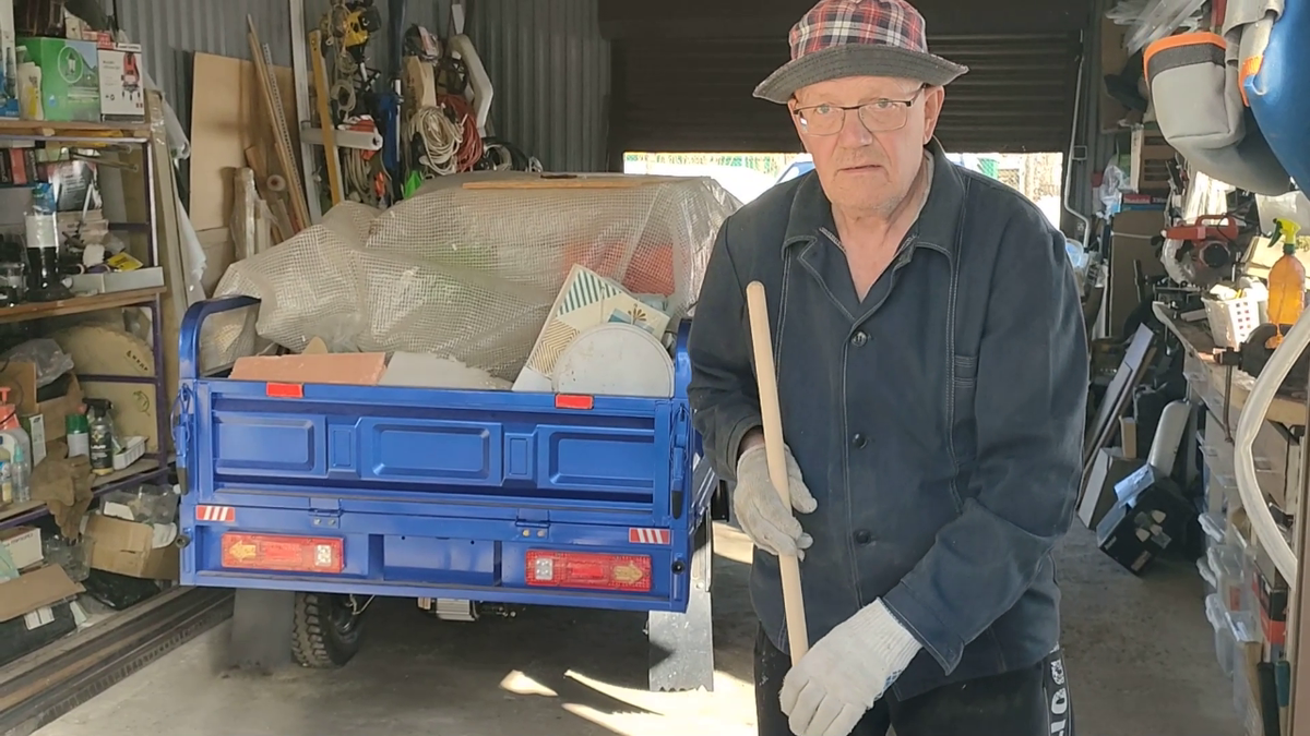 Водитель трицикла и трицикл