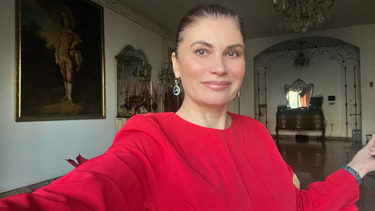 Жду вас на своих консультациях. И знайте – только точечный разбор ситуации действительно работает и работает вдолгую. Со мной вы сэкономите много времени, средств, быстрее найдете выход из сложной ситуации. Потому что решение в бессознательном, а туда закрыт доступ психическими защитами. Ты не можешь через них пройти, потому что становится невыносимо больно осознавать какие-то вещи. И психика придумывает: «О! Я все понял!», «Я всю жизнь так и хотел», «Да у меня все ок». Только невроз вырывается через проекции, смещенную злость на других, гадкие комментарии, болезни и т.д.