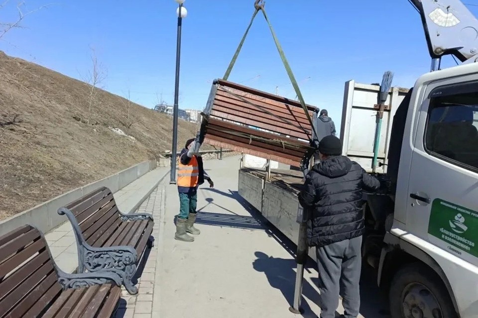    Скамейки возвращаются на место пресс-службы администрации Барнаула