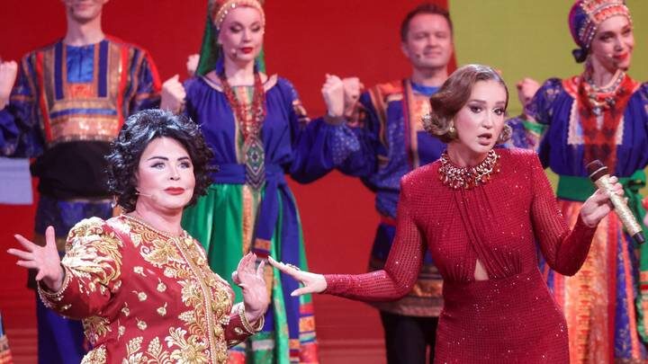  Певица Надежда Бабкина и телеведущая Ольга Бузова во время шоу «Надежда Бабкина. Юбилей, который пошел не так» / Фото: Михаил Синицын / ТАСС