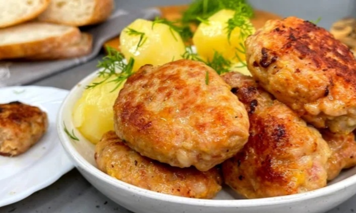 Котлеты из фарша на сковороде.