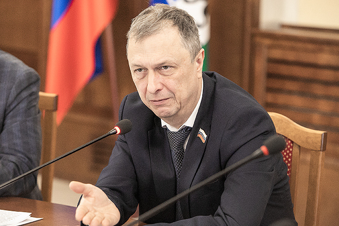    Денис Субботин на встрече с жителями сказал, что понимает причины возникновения общественно-политического резонанса. Фото Михаила Перикова из архива «Континента Сибирь»