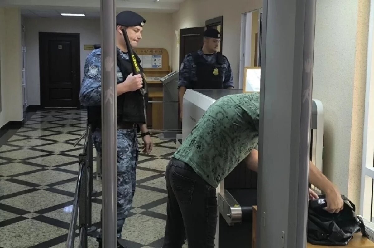    У посетителей Инзенского суда нашли клинки, спрятанные в брелке и зажигалке