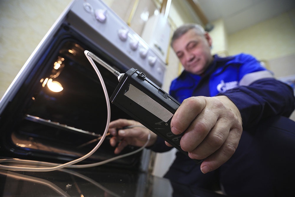    Газовую плиту эксплуатируют в пределах срока, указанного в паспорте (10-15 лет). После этого обязательна диагностика. При выявлении неисправностей плиту нужно заменить. / Фото: Владимир Смирнов/ТАСС