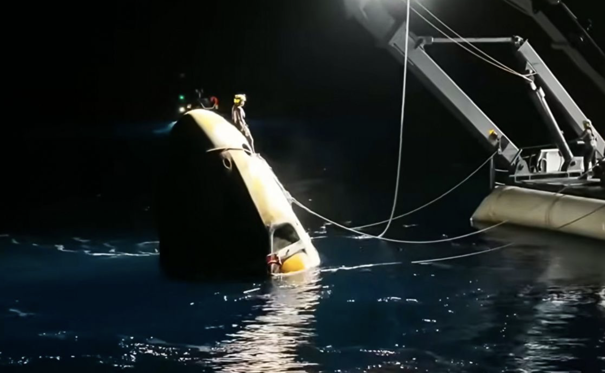 Crew Dragon Endeavour во время ночной операции по подъёму после приводнение