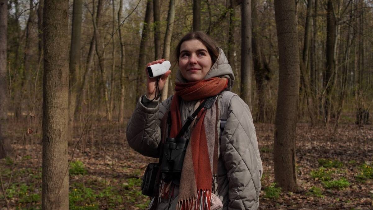    Москвичка Мария Мошкович приняла участие в соревнованиях по спортивной орнитологии в музее-заповеднике «Царицыно» / Фото: Анатолий Цымбалюк / Вечерняя Москва