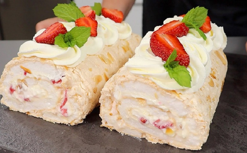 Меренговый рулет с кремом и клубникой: воздушный десерт без лишних хлопот