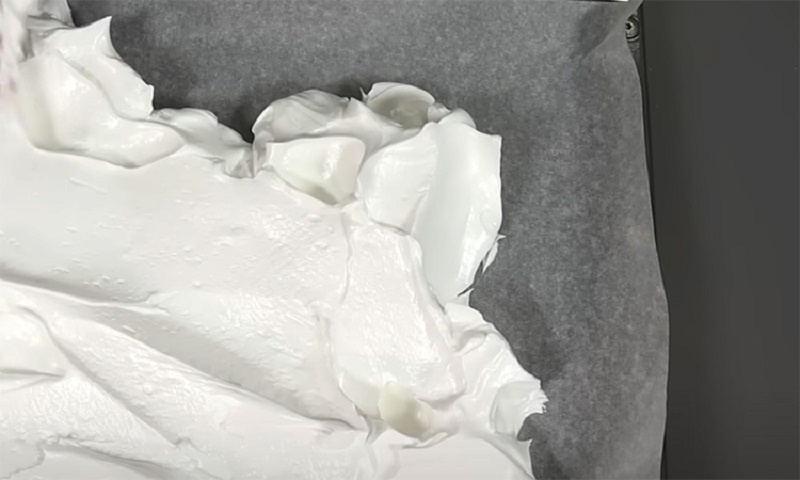 Меренговый рулет с кремом и клубникой: воздушный десерт без лишних хлопот