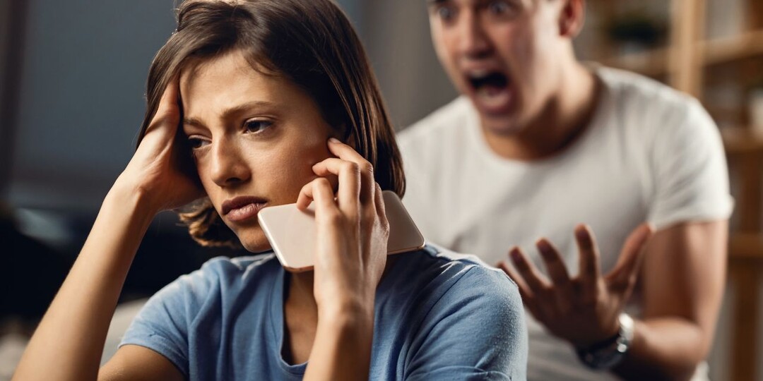 – Не родишь, проваливай из моей квартиры! – муж и свекровь выгоняют меня. Часть 2